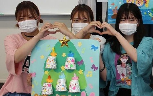 ゼミ活動で壁面製作を行いました。